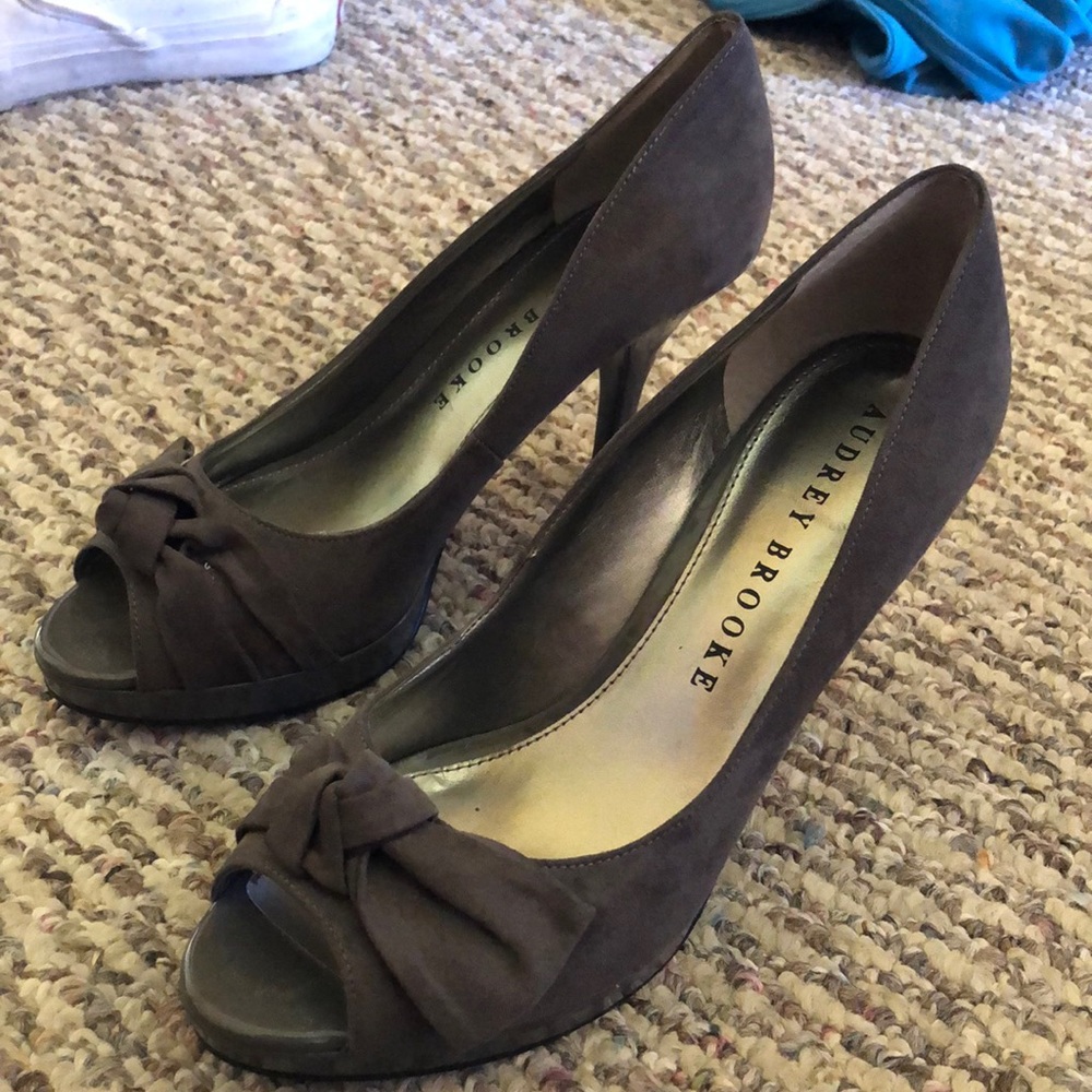 Adorabke grey bow high heels